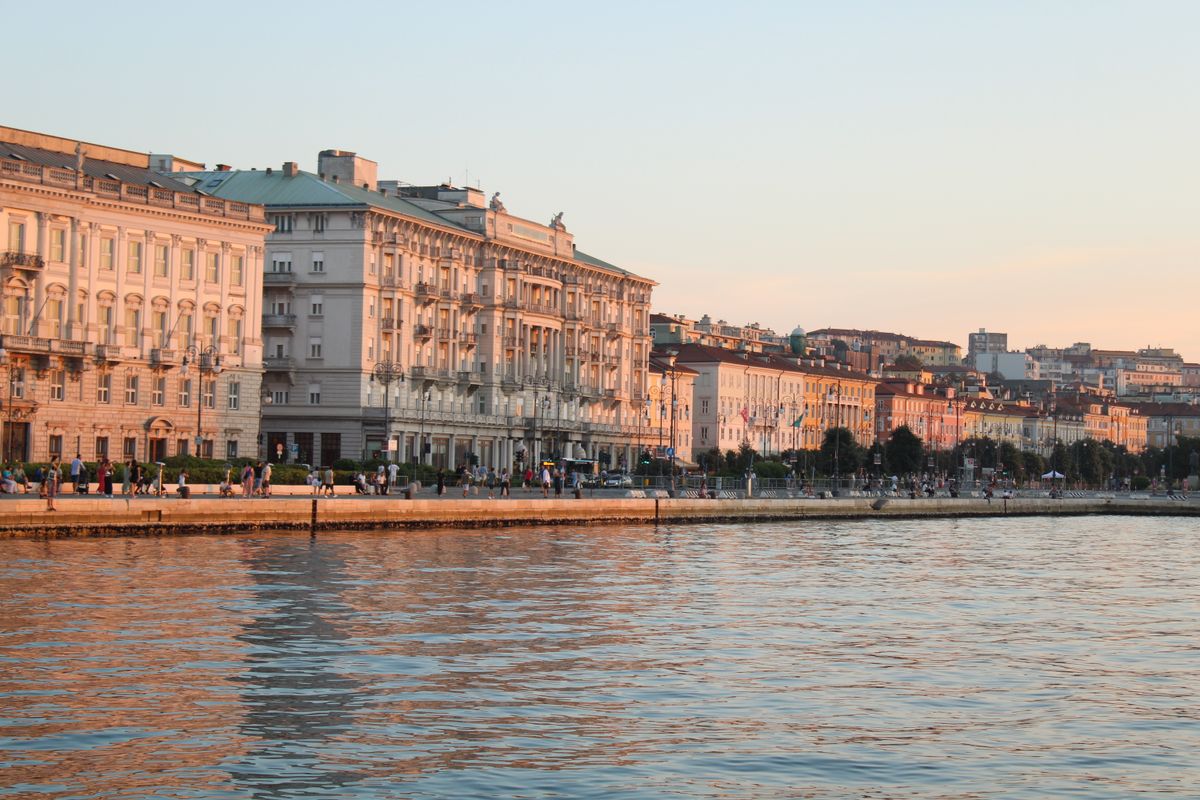 Tramonto sul lungomare di Trieste vista mare
